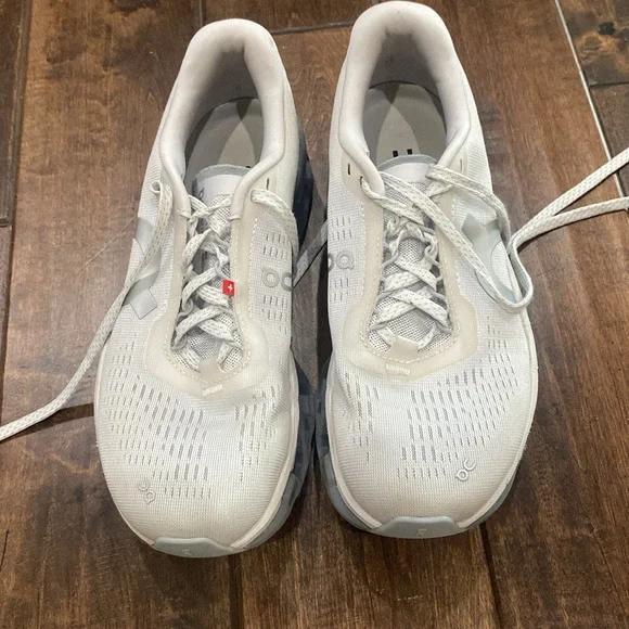 Oncloud running shoe size 7 - Picture 2 of 6